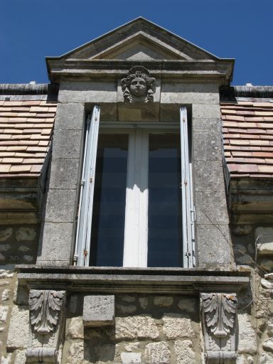 La fenêtre passante centrale.