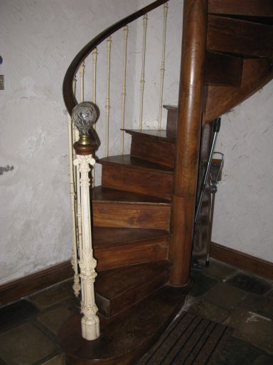 Escalier en vis en bois.