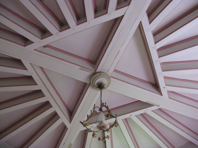 Plafond du dernier étage de la tour sud-est.