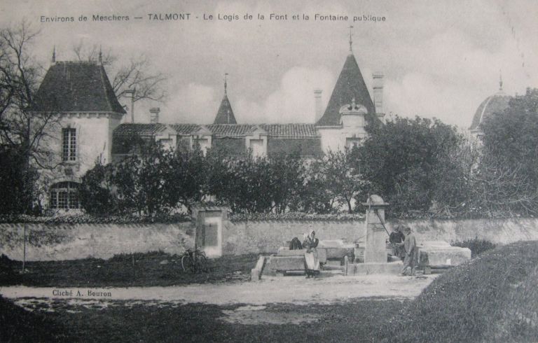 Le logis de la Fond sur une carte postale vers 1910. ; La fontaine devant le logis de la Fond, carte postale vers 1910.