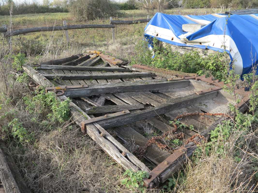 Les ailes du râteau, déposées l'une sur l'autre.