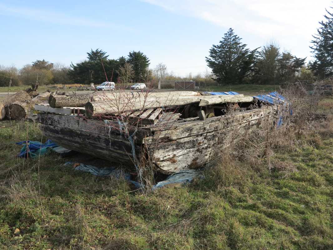 Vue d'ensemble du bac, côté poupe et côté droit.