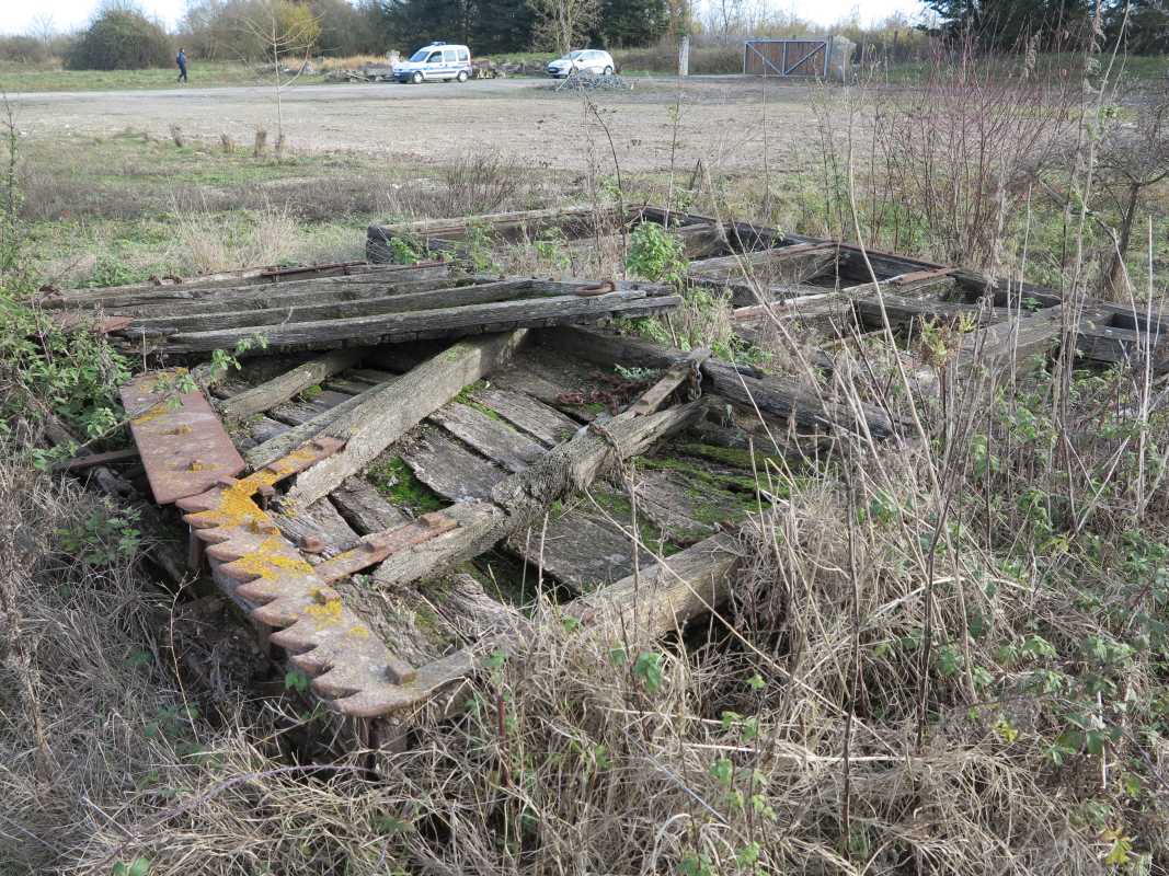 Les ailes du râteau, déposées l'une sur l'autre, avc leurs dents de fer. 