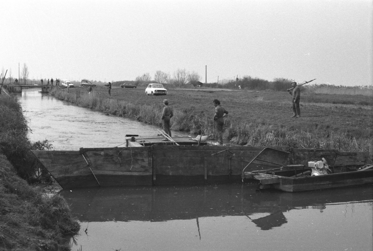 Bac à râteau en action pour le curage du canal de Vix, vers 1985.