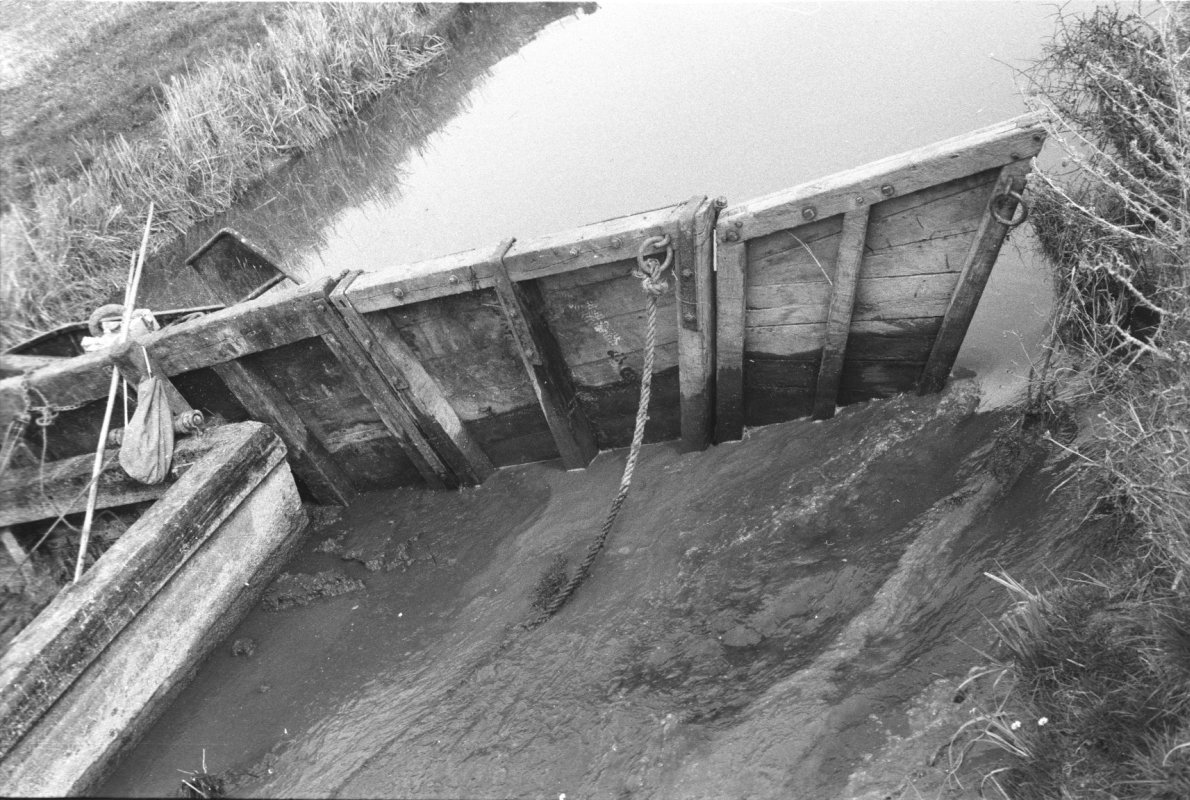 Bac à râteau en action pour le curage du canal de Vix, vers 1985 : une des ailes du râteau.