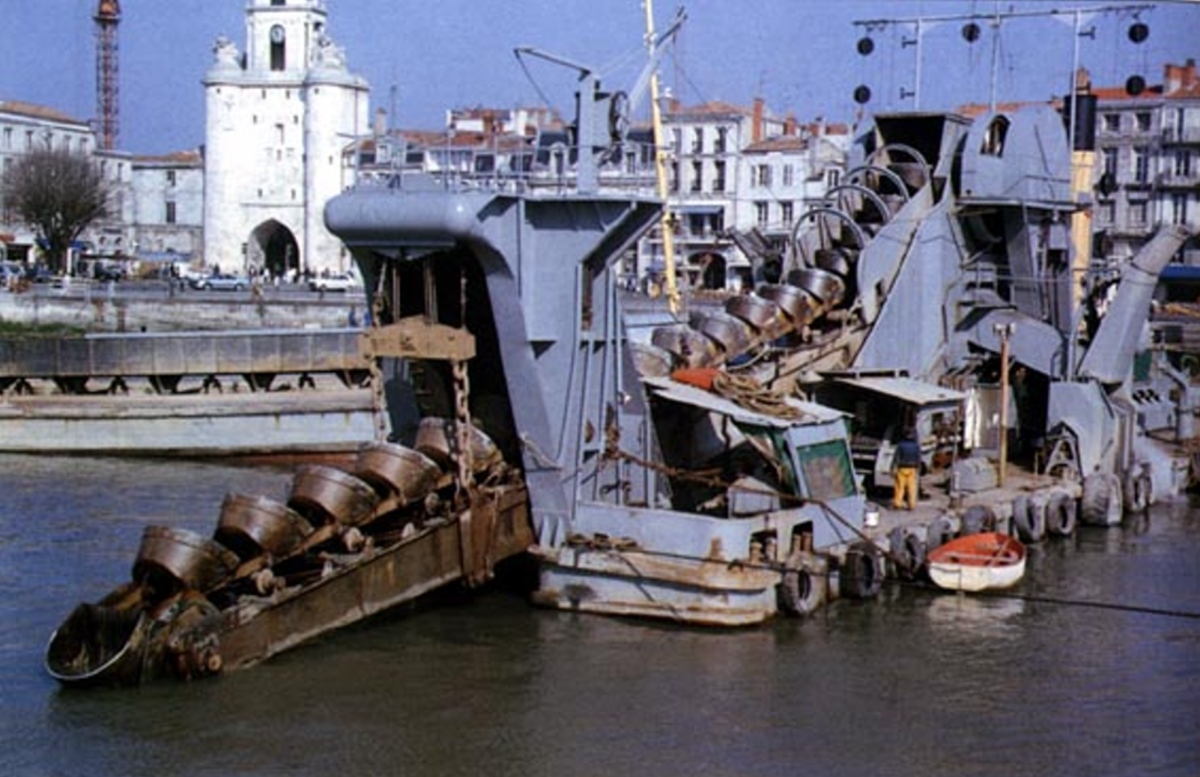 La Drague TD6 au travail dans le port de La Rochelle, dans les années 1970.