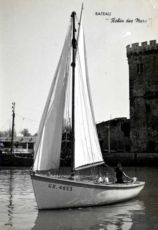 Robin-des-Mers le jour de son lancement en 1951, au vieux port de La Rochelle.