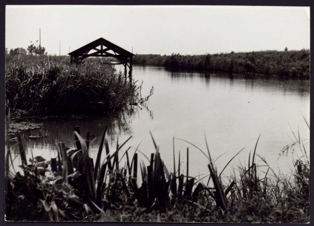 Un abri d'un bac à râteaux au bord d'un canal à Marans, vers 1970.