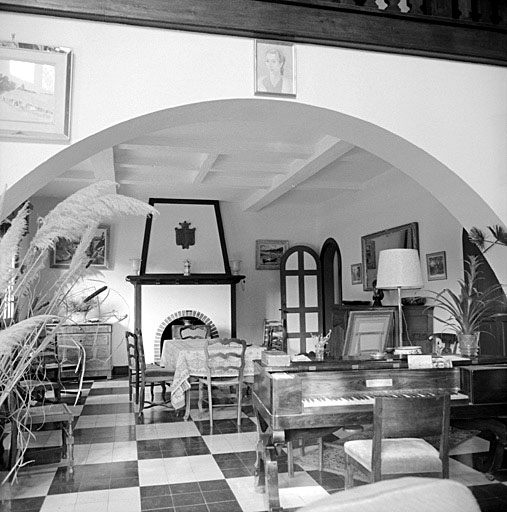 Séjour-salle à manger, vue vers la cheminée.
