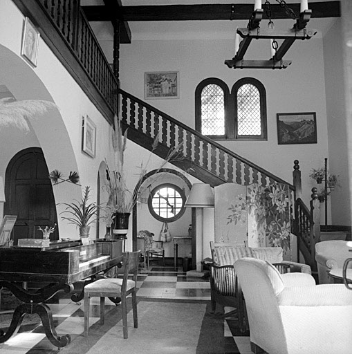 Séjour-salle à manger, vue vers l'escalier.