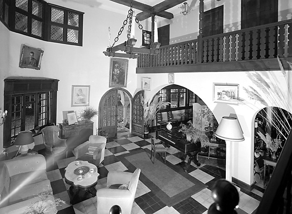 Séjour-salle à manger, vue depuis l'escalier.