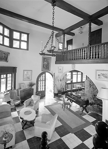 Séjour-salle à manger, vue depuis l'escalier.