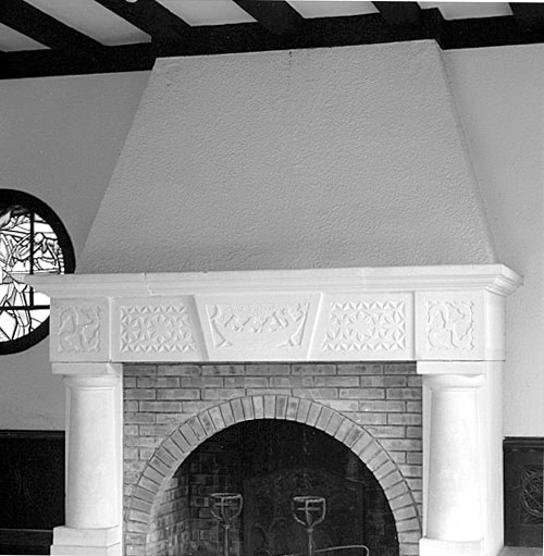 Séjour-salle à manger, détail de la cheminée.