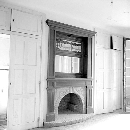 Chambre à l'étage, cheminée.