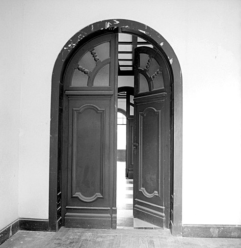 Porte intérieure donnant accès au hall.