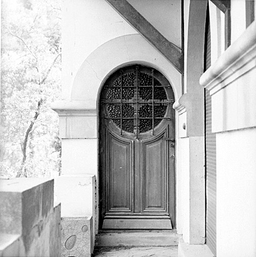 Elévation antérieure, porte d'entrée.