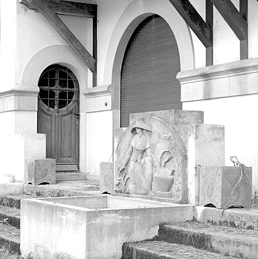Elévation antérieure, bassin de la terrasse et porte d'entrée.