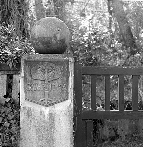 Clôture, cartouche de titre.