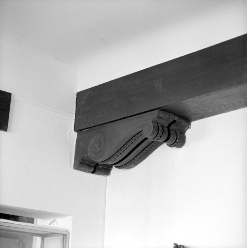 Séjour-salle à manger, corbeau de la poutre.