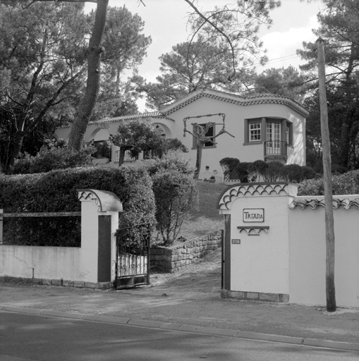 Ensemble depuis l'avenue du Touring-Club.