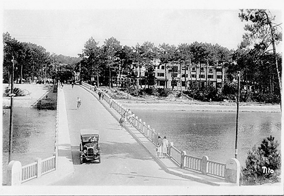 Elévation sur le canal, état ancien ; au premier plan : le pont.