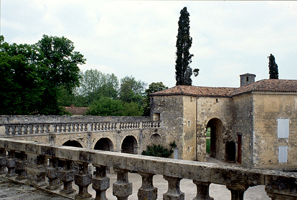 Vue de la cour depuis le 1er étage du logis.