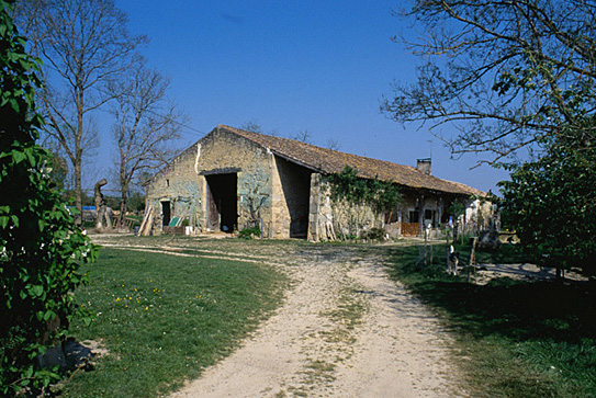 Métairie de Petit Commun dépendant du château, vue d'ensemble depuis le sud-est.