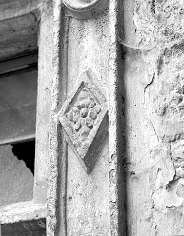 Corps de logis, élévation sur cour, détail d'un losange inscrit dans un pilastre.