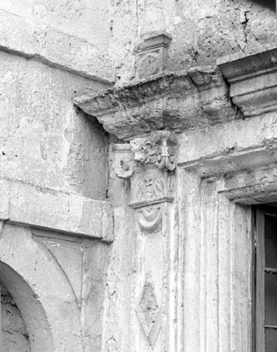 Corps de logis, élévation sur cour, fenêtre du 2e étage : détail du chapiteau du pilastre gauche.