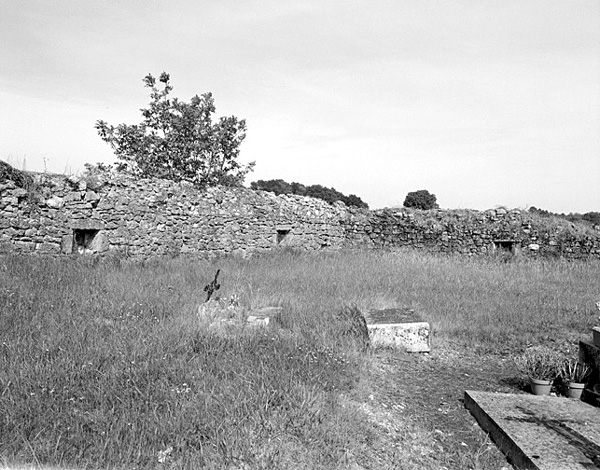 Cimetière fortifié : meurtrières-canonnières.