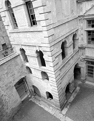 Pavillon d'escalier, niveaux inférieurs.