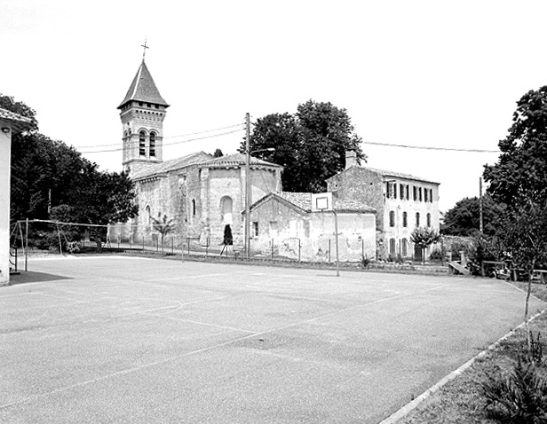 Eglise et sacristie, vue prise du sud est.