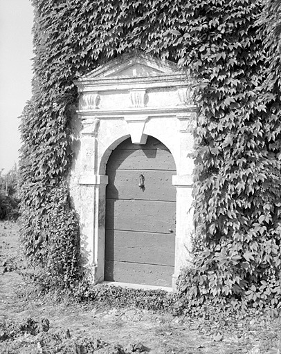 Logis, élévation sud est, porte de la tour d'escalier.