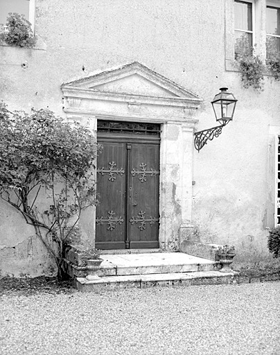 Logis, élévation nord ouest, porte.