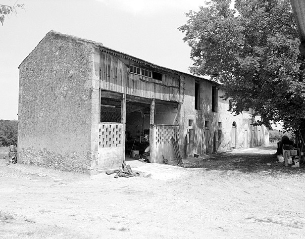 Dépendances est, vue d'ensemble depuis le sud ouest.