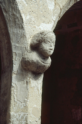 Galerie du 1er étage, pilier droit, détail de buste sculpté.