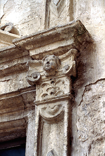 Corps de logis, élévation sur cour, fenêtre du 1er étage : détail du chapiteau du pilastre droit.