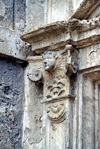 Corps de logis, élévation sur cour, fenêtre du 1er étage : détail du chapiteau du pilastre gauche.