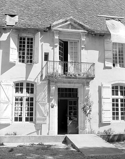 Logis, élévation ouest sur jardin, détail de la travée centrale.