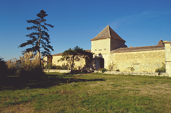 Aile sud, au centre : pigeonnier-porche.