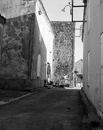 Tour sud-ouest, vue prise depuis l'ouest, rue principale.