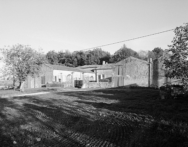 Vue d'ensemble, portail et murs pignons des dépendances.
