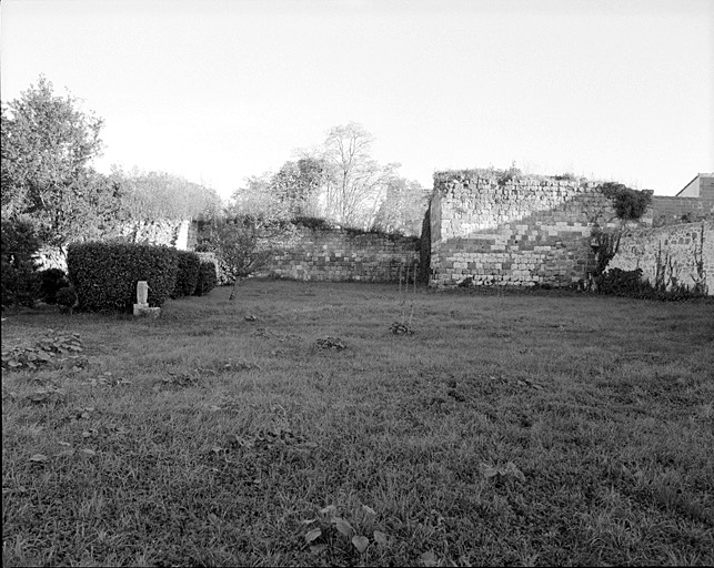 Tours nord-ouest et ouest, vue prise de l'ouest depuis le jardin de l'ancien presbytere.