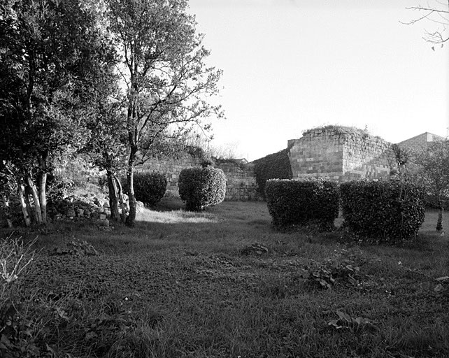 Tour ouest, vue prise depuis l'ouest, du jardin de l'ancien presbytère.