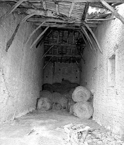 Grange, vue depuis l'ouest.