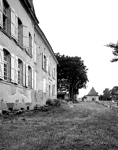 Logis, bord de la terrasse et chapelle, vue prise du sud.