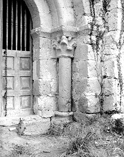 Chapelle, élévation sud, portail : détail de la colonne droite.