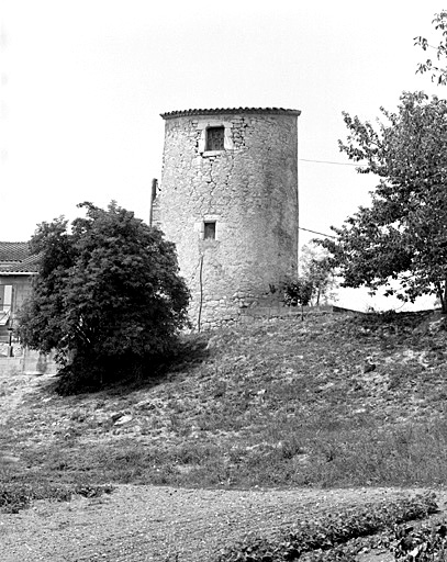 Tour, vue prise de l'est.