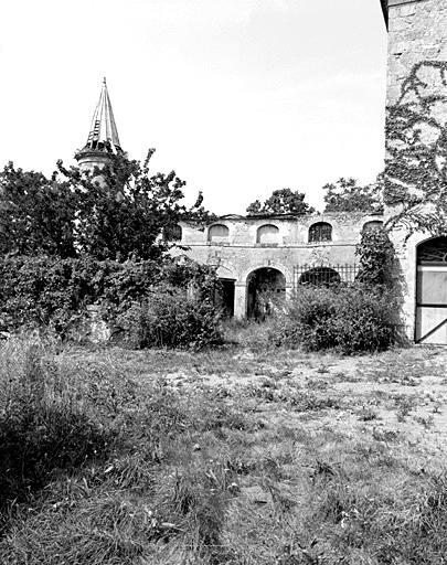 Orangerie et tour occidentale, vue prise du sud.