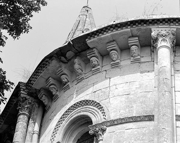 Chapelle, élévation nord, 3ème travée depuis l'ouest : chapiteaux et modillons.